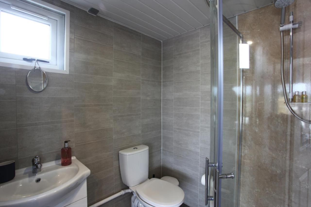 Deerfin Rentals Private Chalet With Hot Tub Ballymena Εξωτερικό φωτογραφία