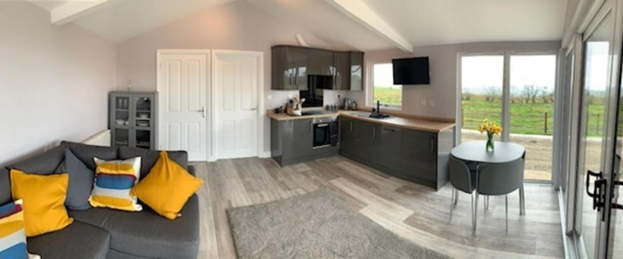 Deerfin Rentals Private Chalet With Hot Tub Ballymena Εξωτερικό φωτογραφία