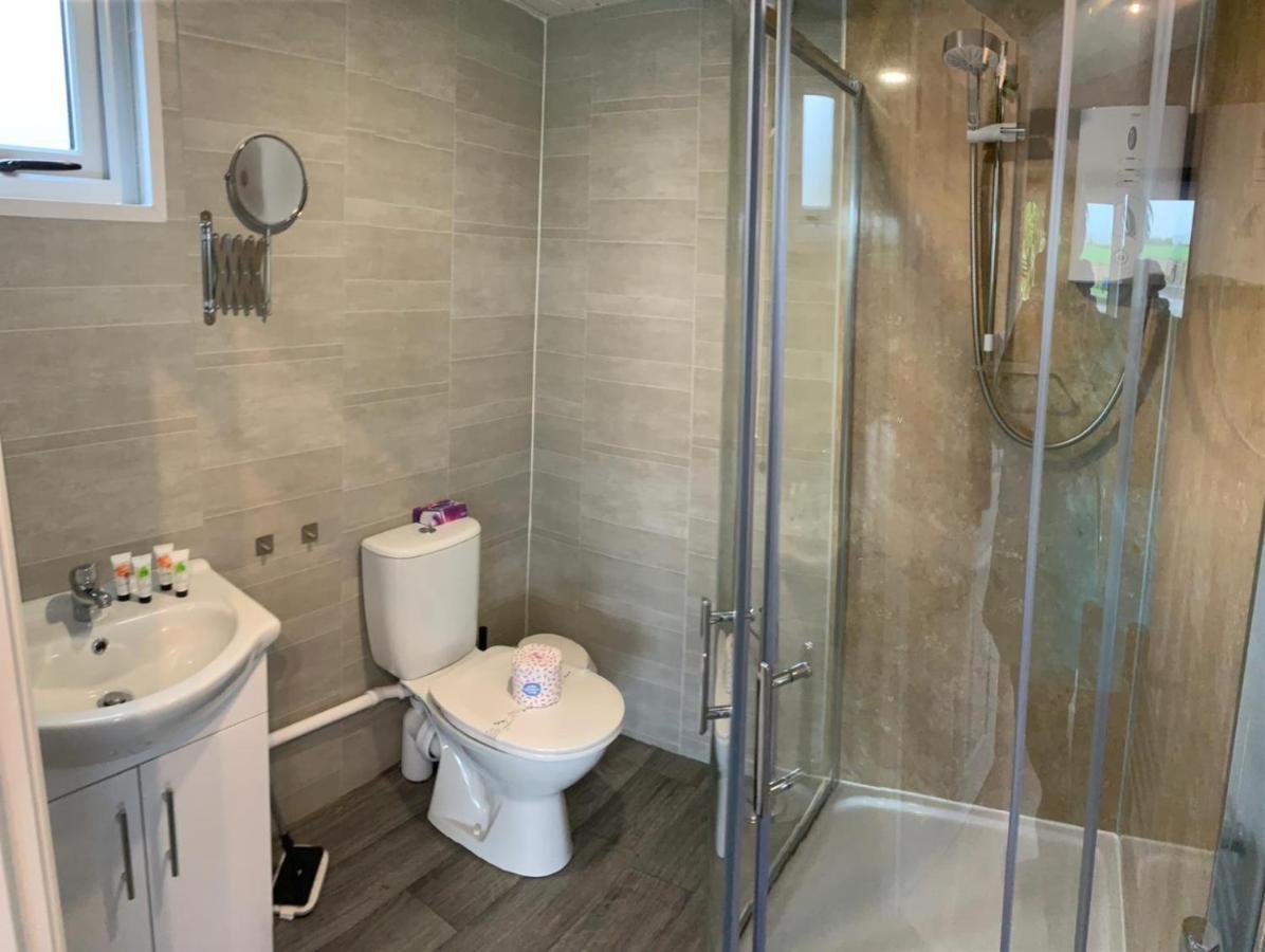 Deerfin Rentals Private Chalet With Hot Tub Ballymena Εξωτερικό φωτογραφία