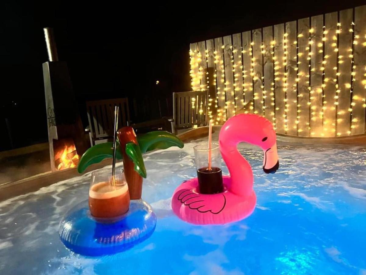 Deerfin Rentals Private Chalet With Hot Tub Ballymena Εξωτερικό φωτογραφία