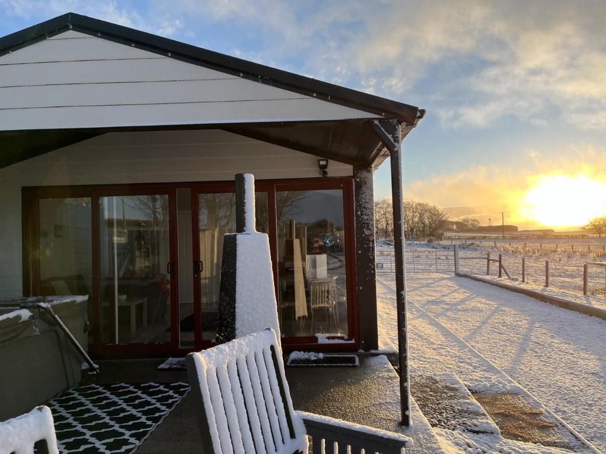 Deerfin Rentals Private Chalet With Hot Tub Ballymena Εξωτερικό φωτογραφία